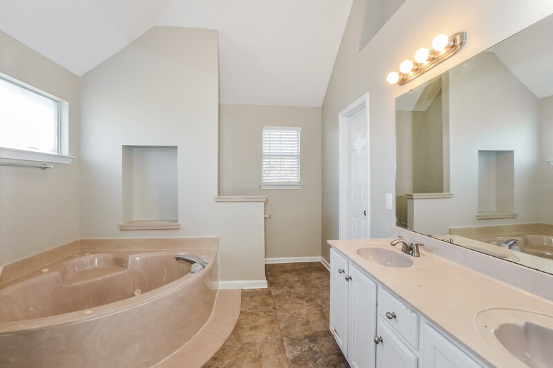 1,800/Mo, 7150 Hunters Forest Dr Olive Branch, MS 38654 Main Bathroom View