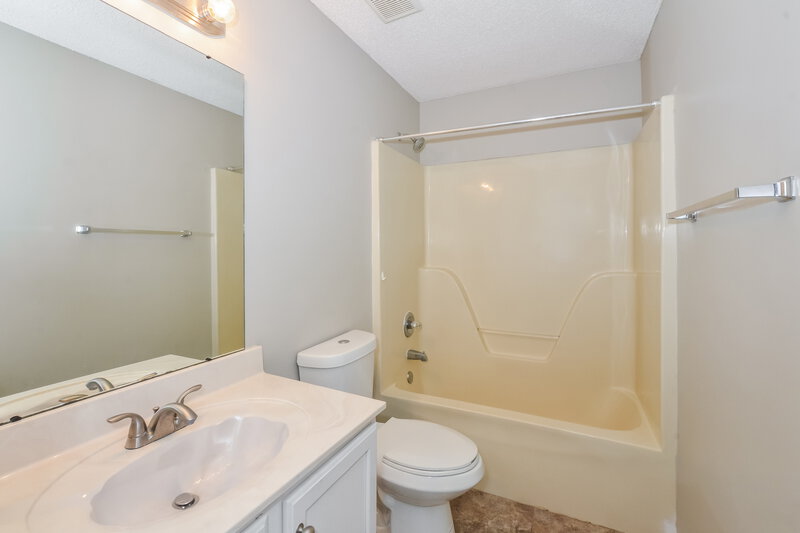 1,800/Mo, 7150 Hunters Forest Dr Olive Branch, MS 38654 Bathroom View 2
