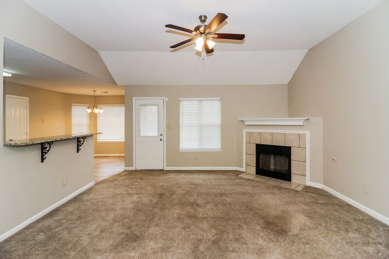 1,505/Mo, 3860 Conrail Circle Horn Lake, MS 38637 Living Room View