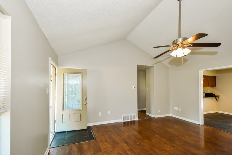 2,380/Mo, 7083 Layne Dr Horn Lake, MS 38637 Living Room View 2