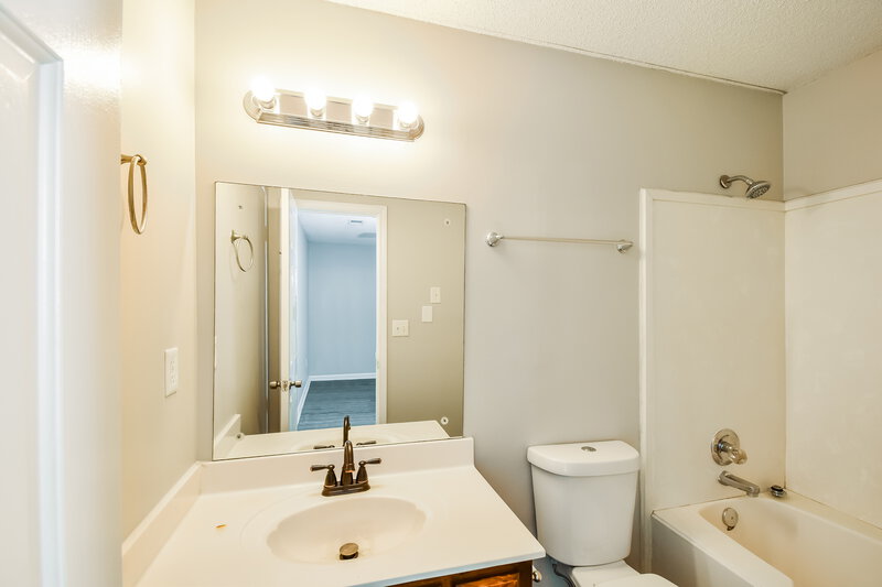 2,380/Mo, 7083 Layne Dr Horn Lake, MS 38637 Main Bathroom View