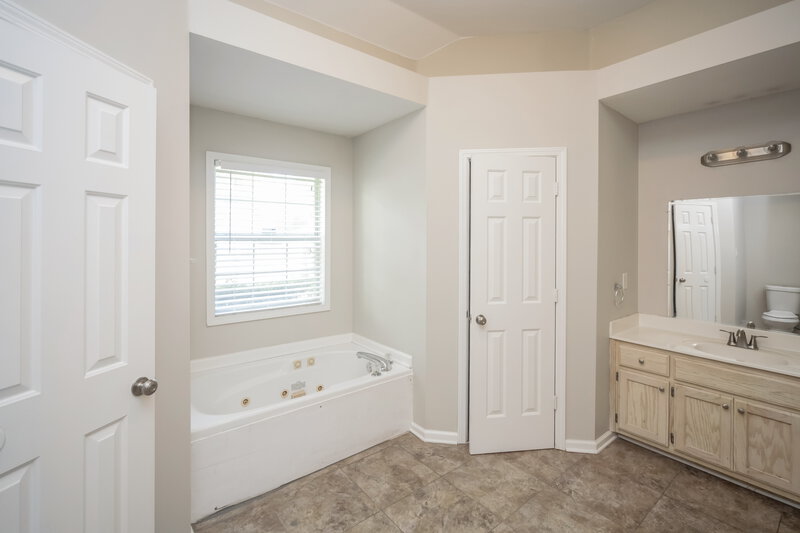 1,780/Mo, 10128 Fox Chase Dr Olive Branch, MS 38654 Main Bathroom View