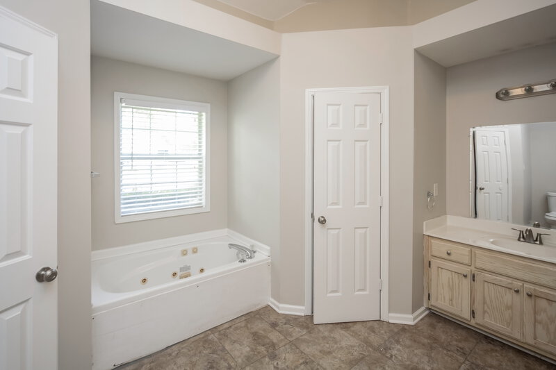 1,780/Mo, 10128 Fox Chase Dr Olive Branch, MS 38654 Main Bathroom View 2
