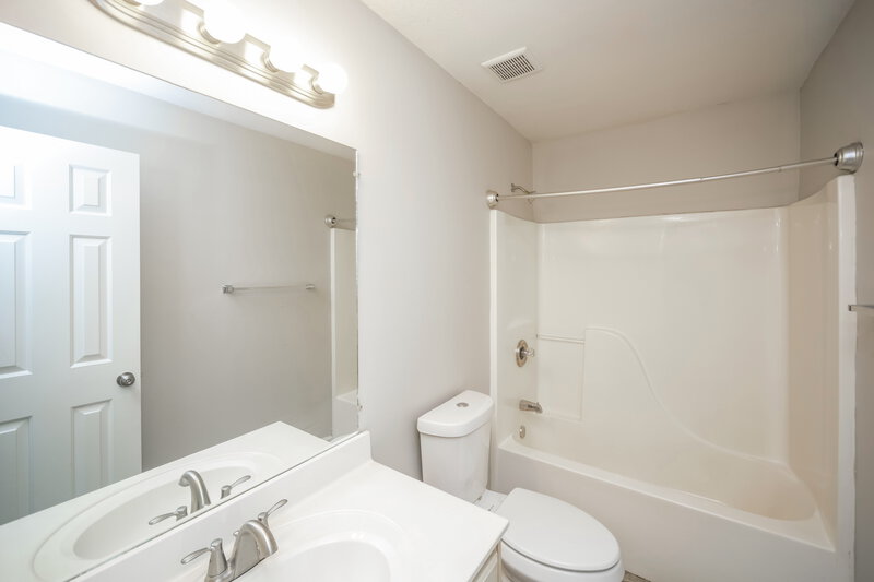 1,780/Mo, 10128 Fox Chase Dr Olive Branch, MS 38654 Bathroom View