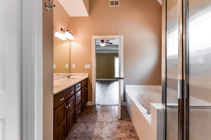 2,210/Mo, 2944 Keeley Cove Southaven, MS 38671 Main Bathroom View