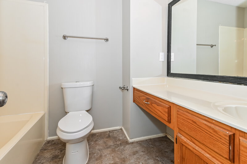1,570/Mo, 6901 River Birch Rd Walls, MS 38680 Main Bathroom View