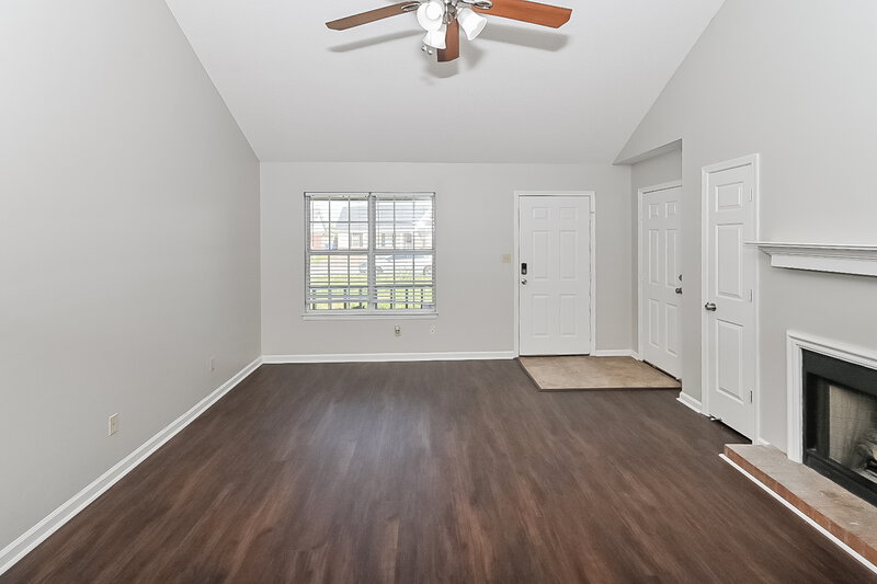2,150/Mo, 7082 Foxhall Dr Horn Lake, MS 38637 Living Room View
