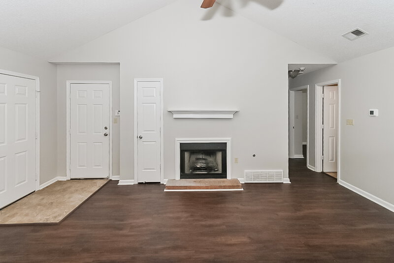 2,150/Mo, 7082 Foxhall Dr Horn Lake, MS 38637 Living Room View 2