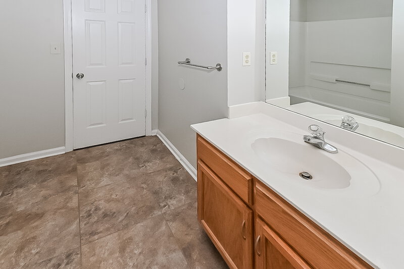 2,150/Mo, 7082 Foxhall Dr Horn Lake, MS 38637 Bathroom View 2