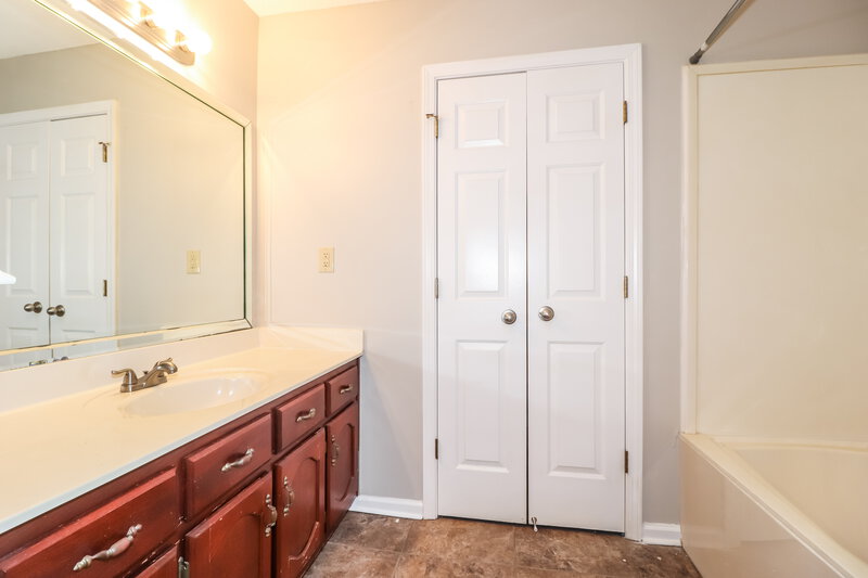 1,525/Mo, 5689 Kayla Dr Southaven, MS 38671 Bathroom View