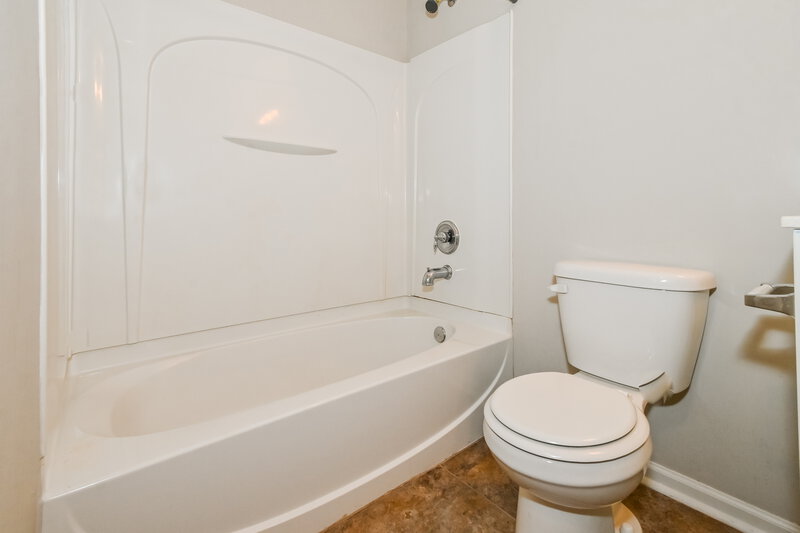 2,490/Mo, 5289 Kalian Cv Southaven, MS 38671 Bathroom View
