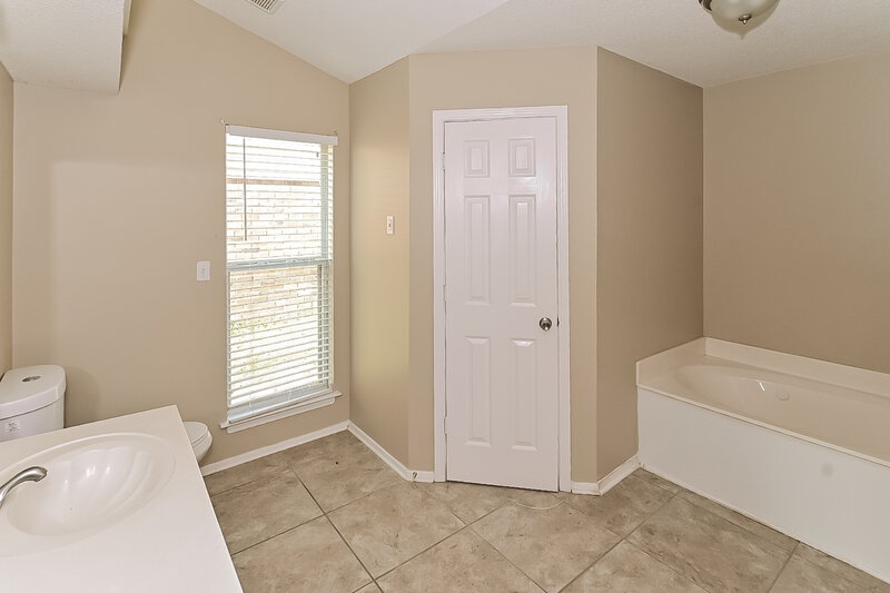 1,650/Mo, 4433 Citation Dr Southaven, MS 38671 Main Bathroom View 2