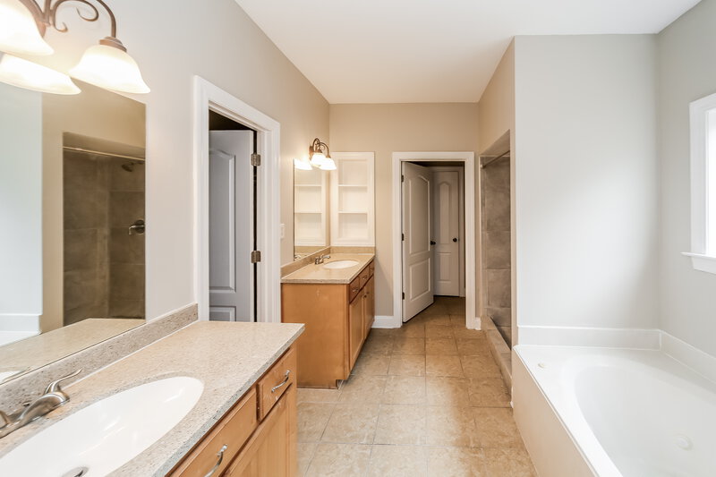 1,540/Mo, 1352 Arbor Lake Dr Horn Lake, MS 38637 Main Bathroom View