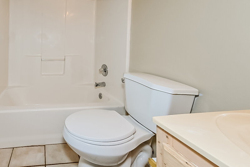 1,680/Mo, 2626 Pintail Dr Horn Lake, MS 38637 Bathroom View