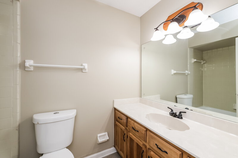 1,695/Mo, 7549 Clarkfield Pl Southaven, MS 38671 Main Bathroom View