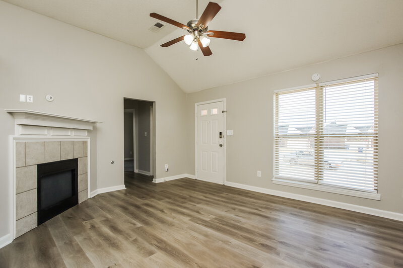 1,630/Mo, 3724 Conrail Circle Horn Lake, MS 38637 Living Room View
