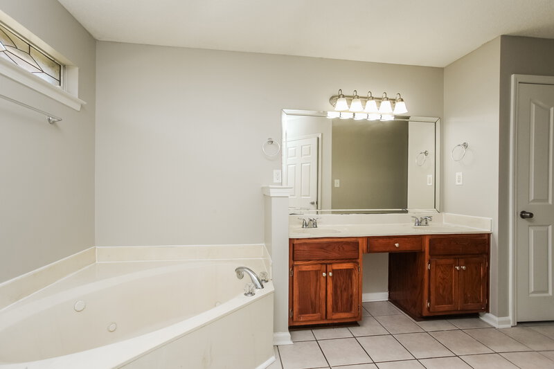1,630/Mo, 3724 Conrail Circle Horn Lake, MS 38637 Main Bathroom View 2