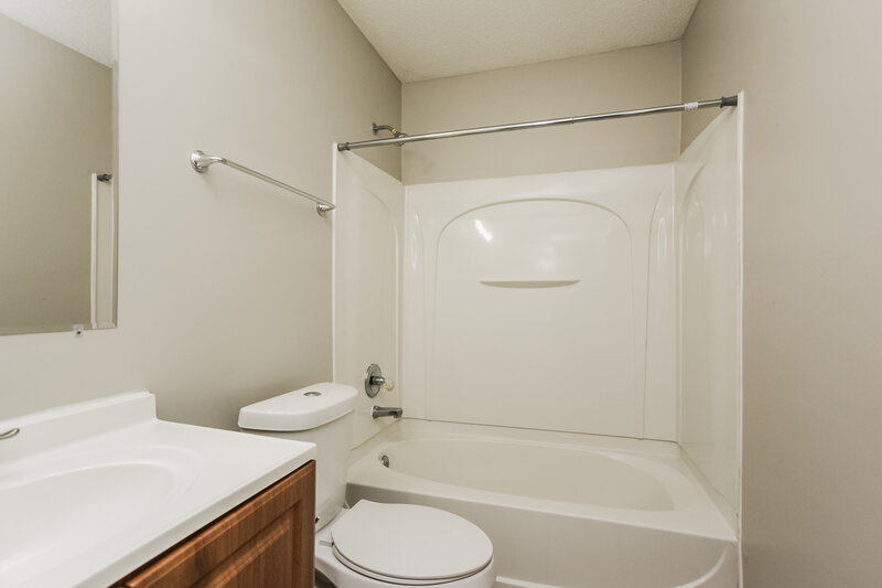 1,630/Mo, 3724 Conrail Circle Horn Lake, MS 38637 Bathroom View