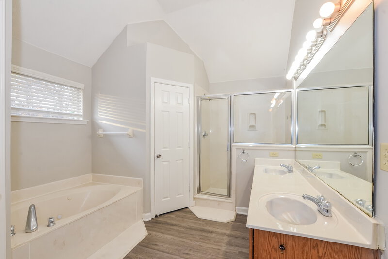 1,795/Mo, 1401 Carlton Ridge Dr Cordova, TN 38016 Main Bathroom View