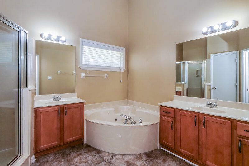 1,900/Mo, 2680 Bending Elm Dr Cordova, TN 38016 Main Bathroom View