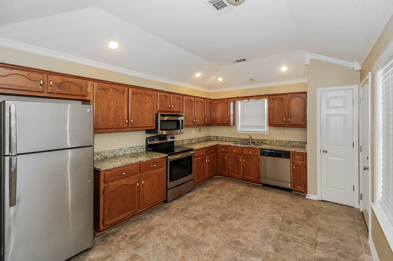 1,695/Mo, 2240 Lake Springs Ln Cordova, TN 38016 Kitchen View 2