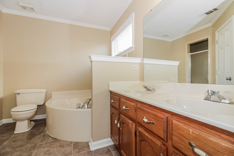 1,695/Mo, 2240 Lake Springs Ln Cordova, TN 38016 Main Bathroom View