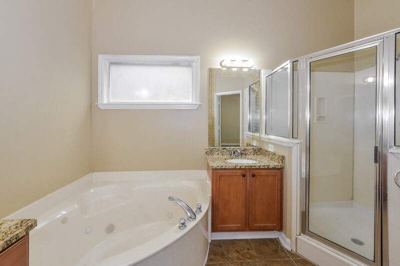 1,685/Mo, 2650 Bending Elm Cove Cordova, TN 38016 Main Bathroom View
