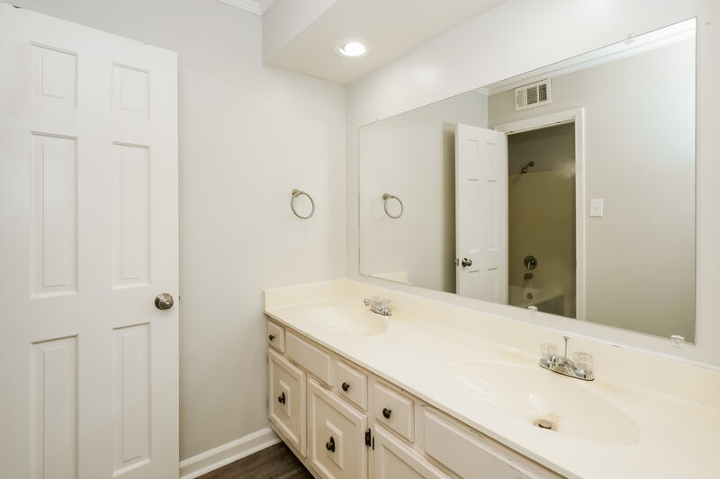 1,765/Mo, 8620 Kettering Dr Cordova, TN 38016 Main Bathroom View