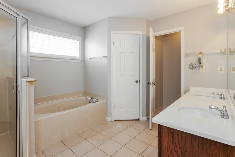 1,830/Mo, 2839 Fletcher View Dr Cordova, TN 38016 Main Bathroom View