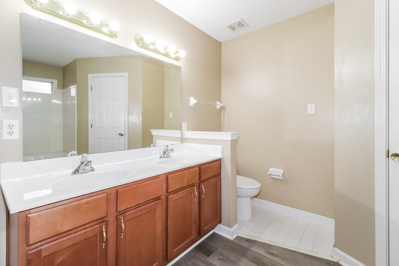 1,800/Mo, 2671 Breezy Ridge Trail Cordova, TN 38016 Main Bathroom View