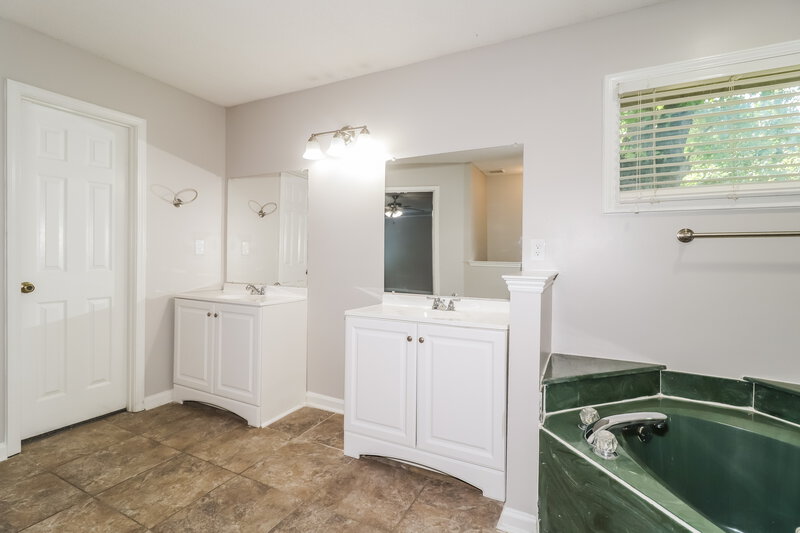 1,975/Mo, 8815 Chimneyrock Blvd Cordova, TN 38016 Main Bathroom View