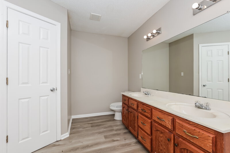 2,260/Mo, 2780 Shady Well Ln Cordova, TN 38016 Main Bathroom View