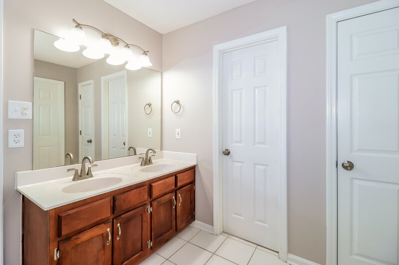 1,840/Mo, 2786 Breezy Ridge Trail Cordova, TN 38016 Main Bathroom View