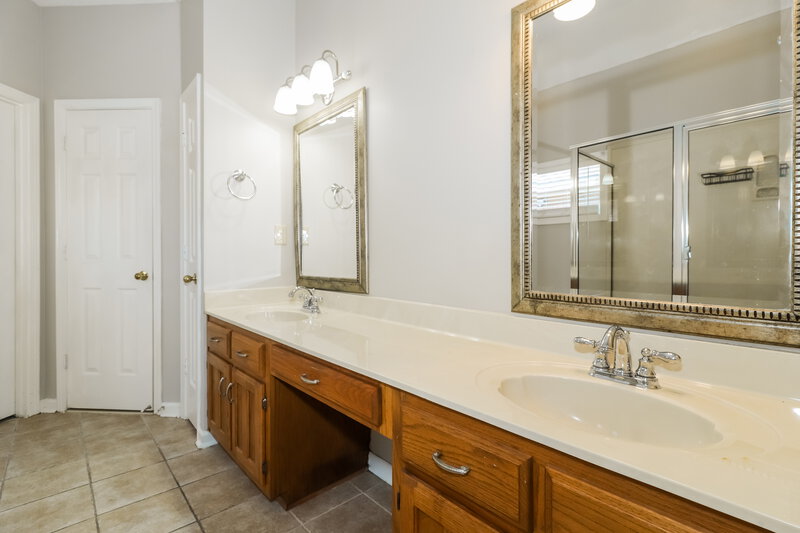 2,190/Mo, 9224 Chimneyrock Blvd Cordova, TN 38016 Main Bathroom View