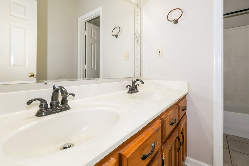 2,190/Mo, 9224 Chimneyrock Blvd Cordova, TN 38016 Bathroom View