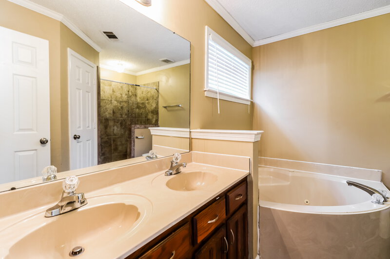 2,350/Mo, 2264 Lake Springs Ln Cordova, TN 38016 Main Bathroom View