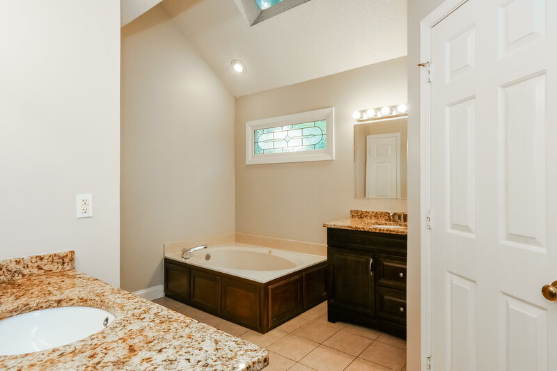 1,970/Mo, 1953 Concord Green Cove Cordova, TN 38016 Main Bathroom View