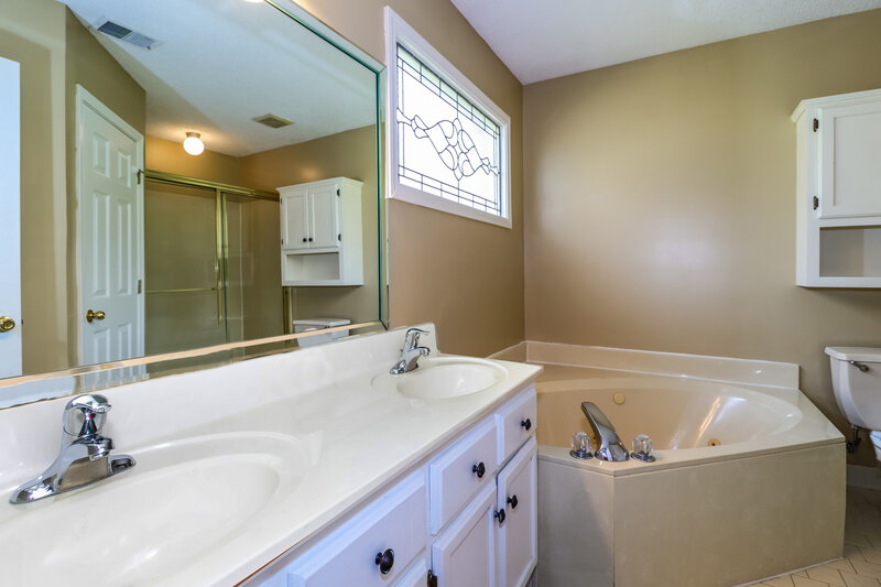 1,695/Mo, 2198 Rocky Stream Dr Cordova, TN 38016 Main Bathroom View