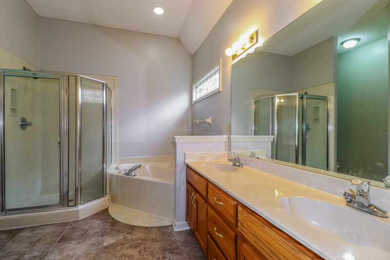 2,115/Mo, 1964 Bohemia Dr Cordova, TN 38016 Main Bathroom View