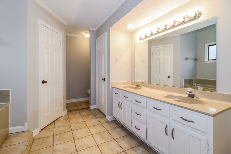 1,970/Mo, 2040 Mt Badon Ln Cordova, TN 38016 Main Bathroom View