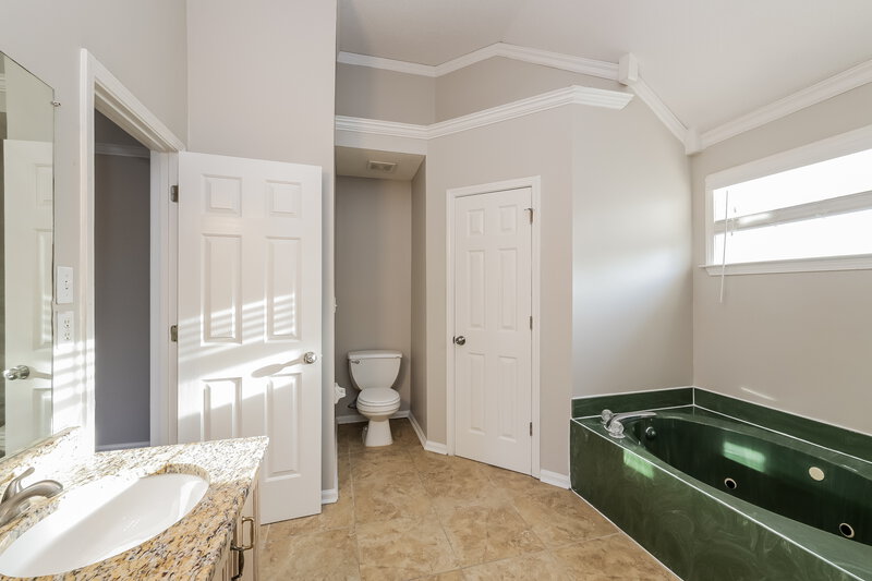 1,950/Mo, 763 Silver Sands Dr Cordova, TN 38018 Main Bathroom View 2