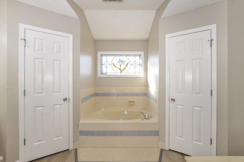 2,080/Mo, 951 Cully Rd Cordova, TN 38018 Main Bathroom View