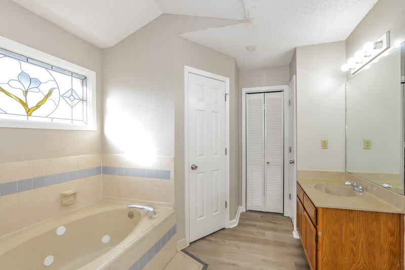 2,080/Mo, 951 Cully Rd Cordova, TN 38018 Main Bathroom View 2