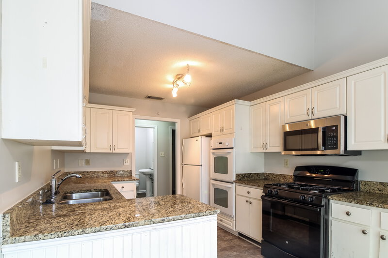1,940/Mo, 8538 Overcup Oaks Dr Cordova, TN 38018 Kitchen View 2