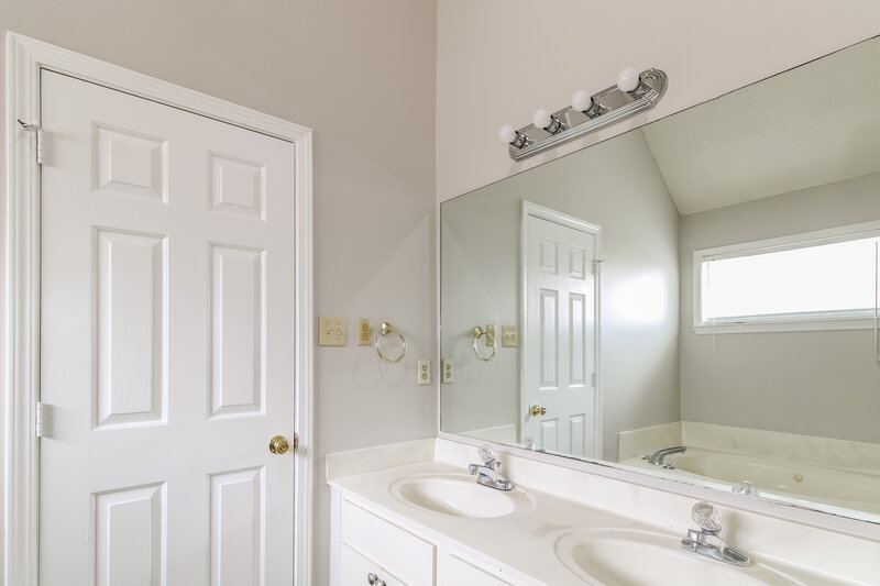 1,940/Mo, 8538 Overcup Oaks Dr Cordova, TN 38018 Main Bathroom View