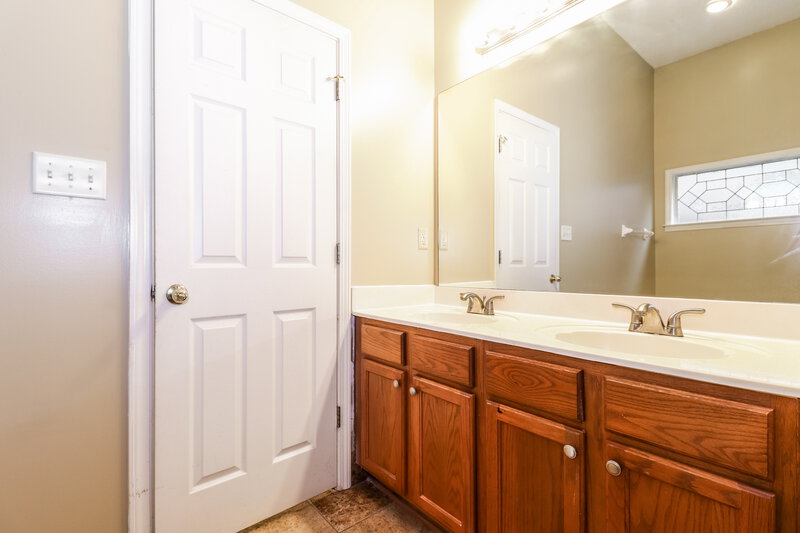 1,855/Mo, 8691 Overcup Oaks Dr Cordova, TN 38018 Main Bathroom View