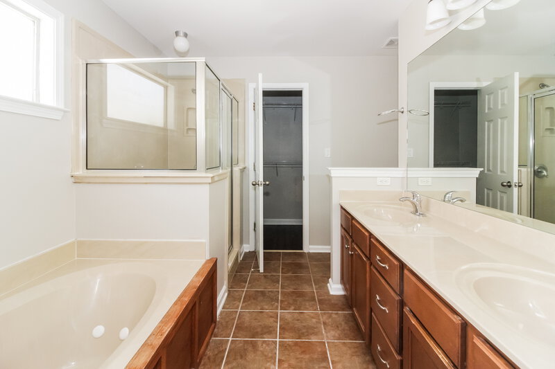 1,765/Mo, 8513 Griffin Park Dr Cordova, TN 38018 Main Bathroom View