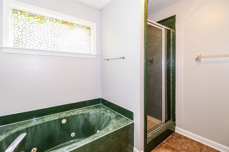 1,820/Mo, 594 Ashley Glen Circle E Cordova, TN 38018 Main Bathroom View