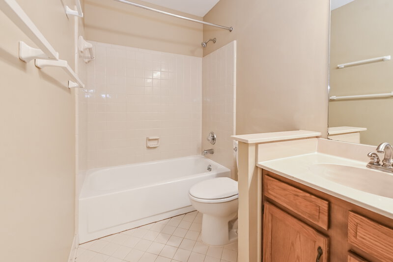 1,980/Mo, 260 German Creek Cove Cordova, TN 38018 Main Bathroom View