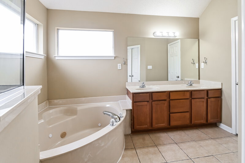 2,160/Mo, 1319 Farwoods Dr Cordova, TN 38018 Main Bathroom View